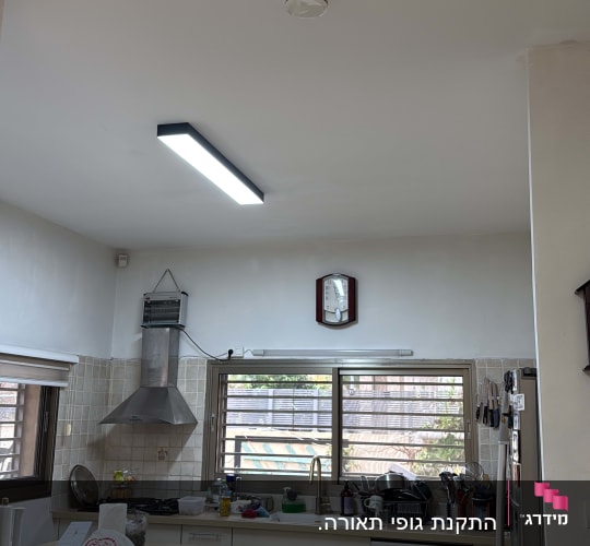 מטבח עם תאורה ותנור קולט אדים